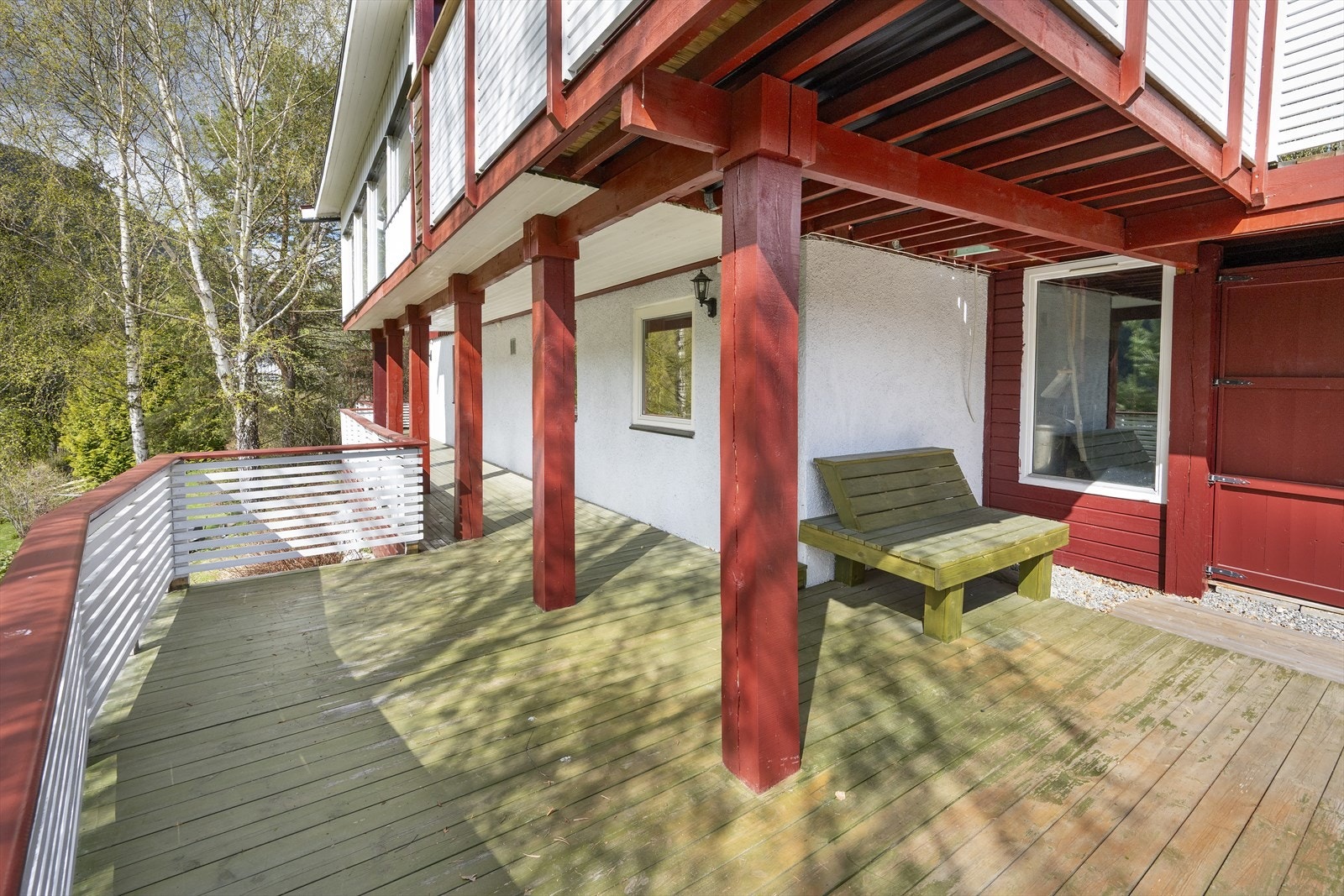 Utenfor er det en romslig og dels overbygd terrasse Galleribilde