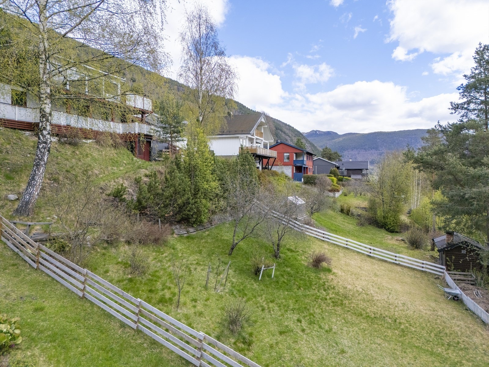 Nedre del av tomten er gjerdet inn. Galleribilde