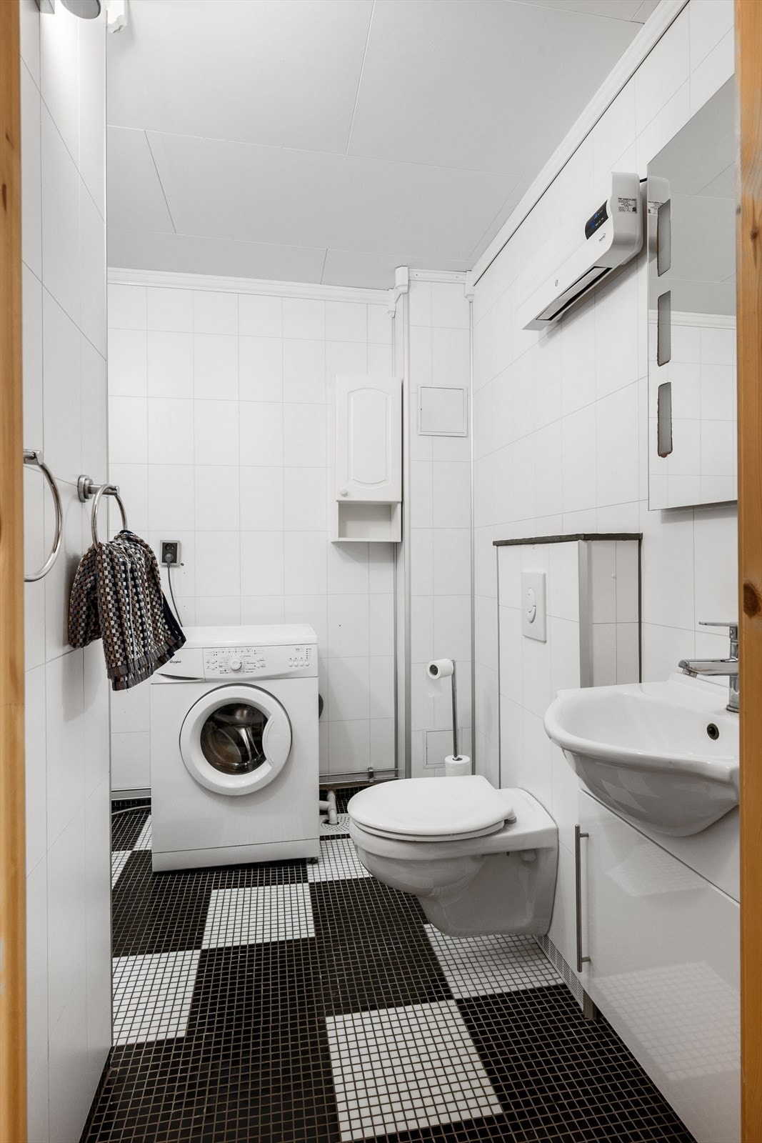 Badet i underetasjen har flislagt gulv og lyse veggplater. Galleribilde