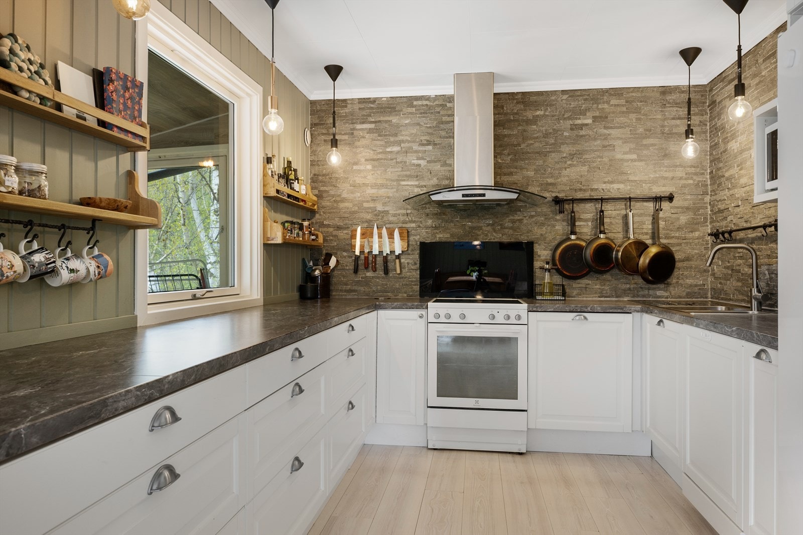 Gode arbeidsflater gjør matlagingen både enkel og effektiv. Galleribilde