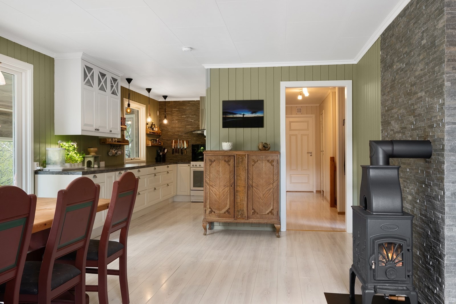 Kjøkken og stue ligger i åpen løsning. Galleribilde