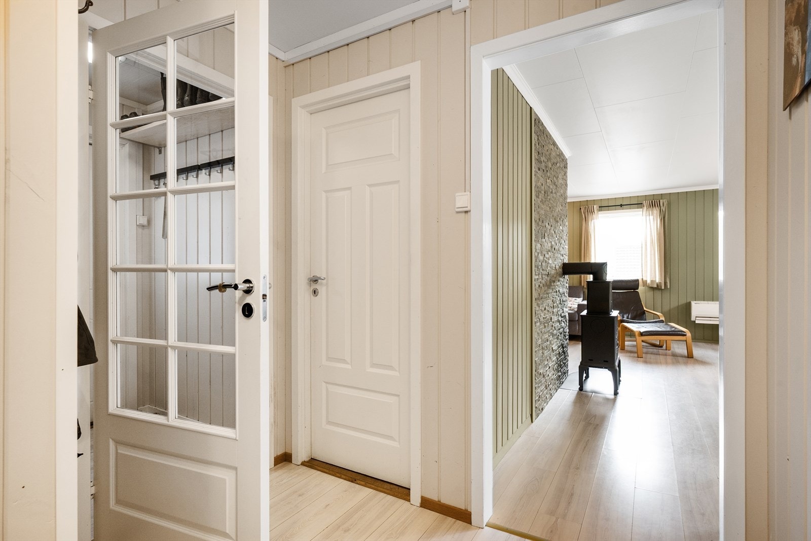 Lys og trivelig entré og gang m/plass til yttertøy og sko. Galleribilde