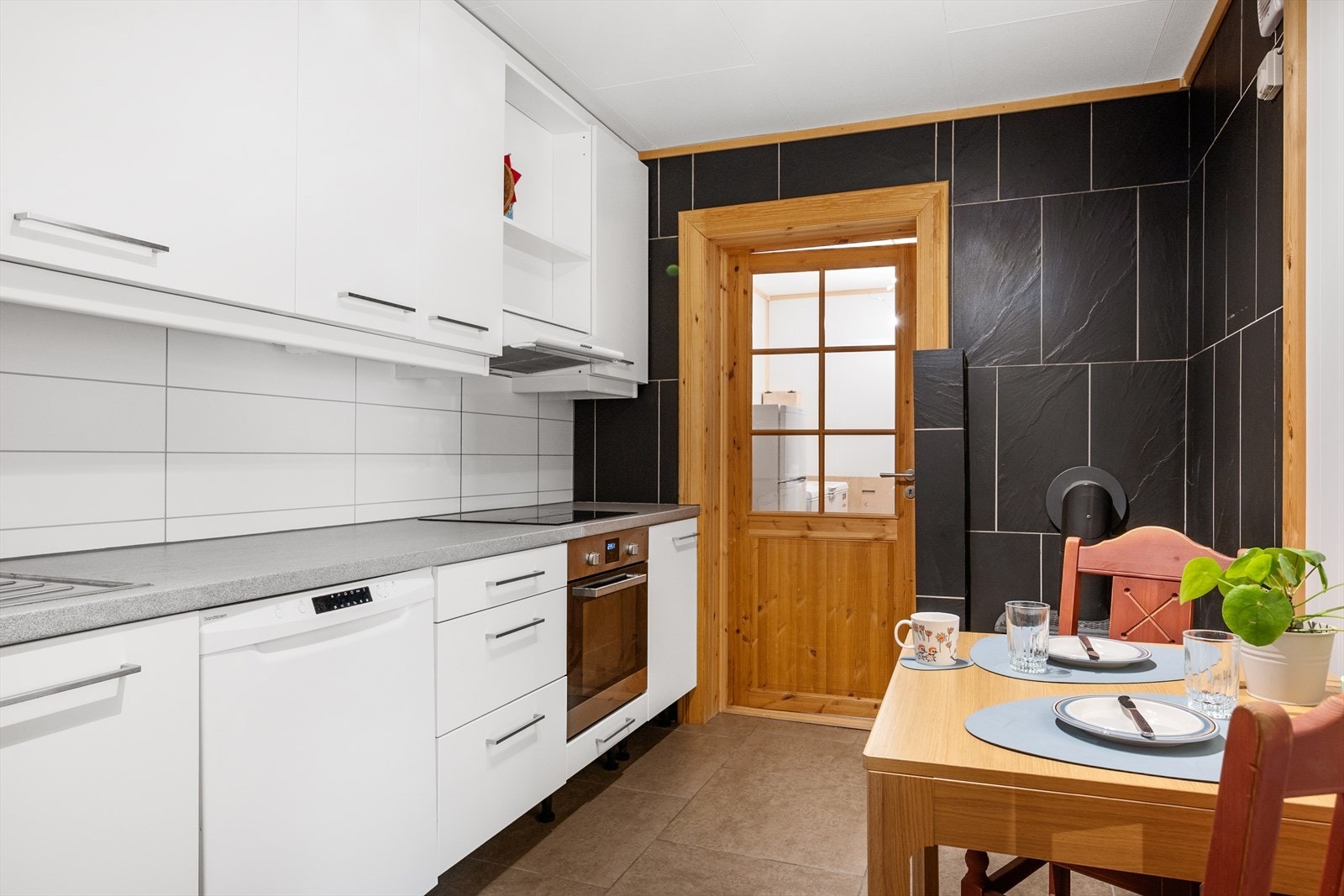 Deler av underetasjen er bl.a. innredet som hybel m/kjøkken, bad og soverom. Galleribilde