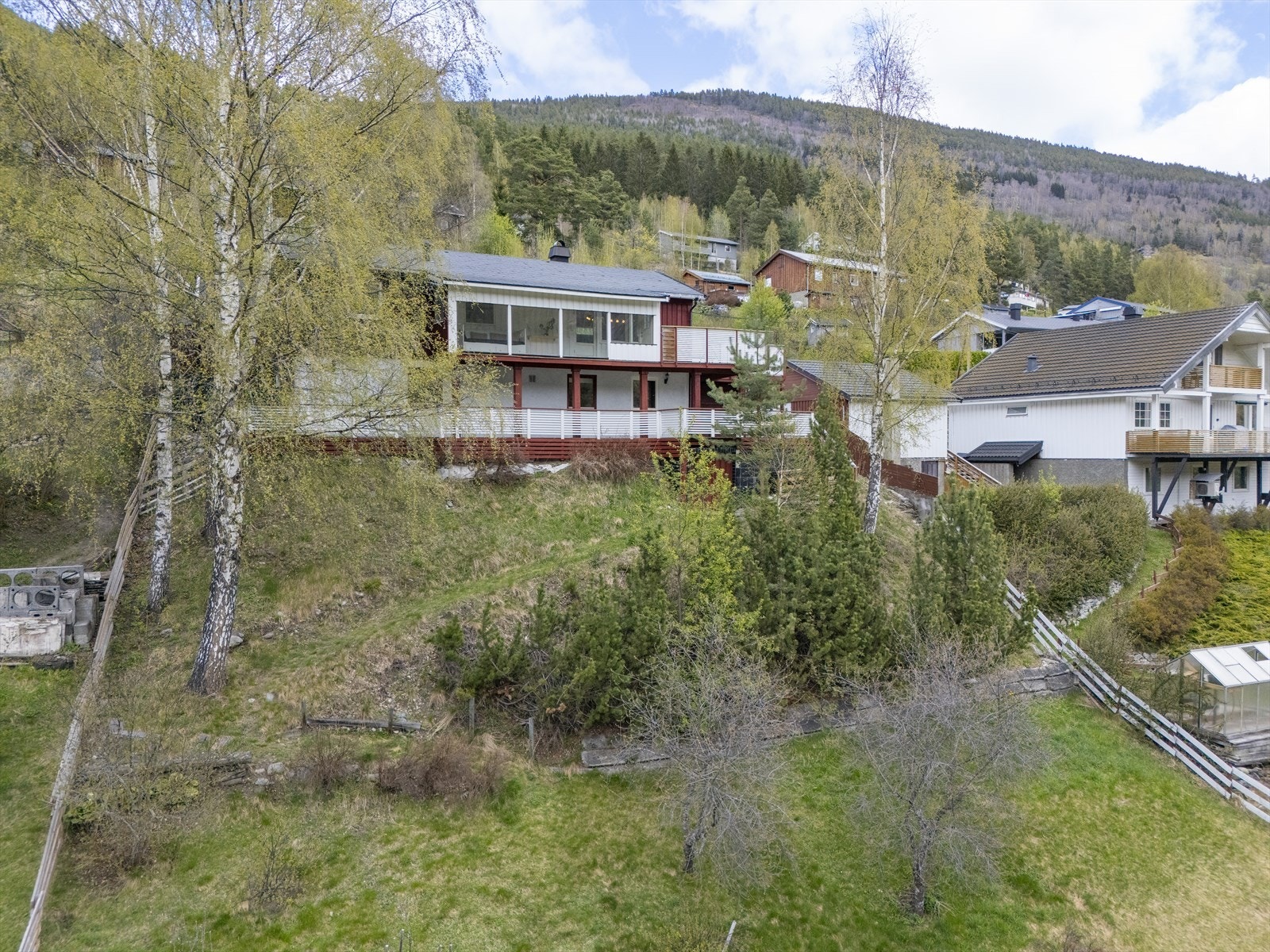 Tomten er dels flat og dels skrånende. Galleribilde