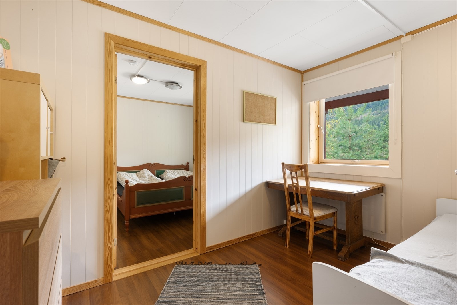 Innenfor soverommet er det et tilstøtende rom innredet med seng og skrivebord. Galleribilde