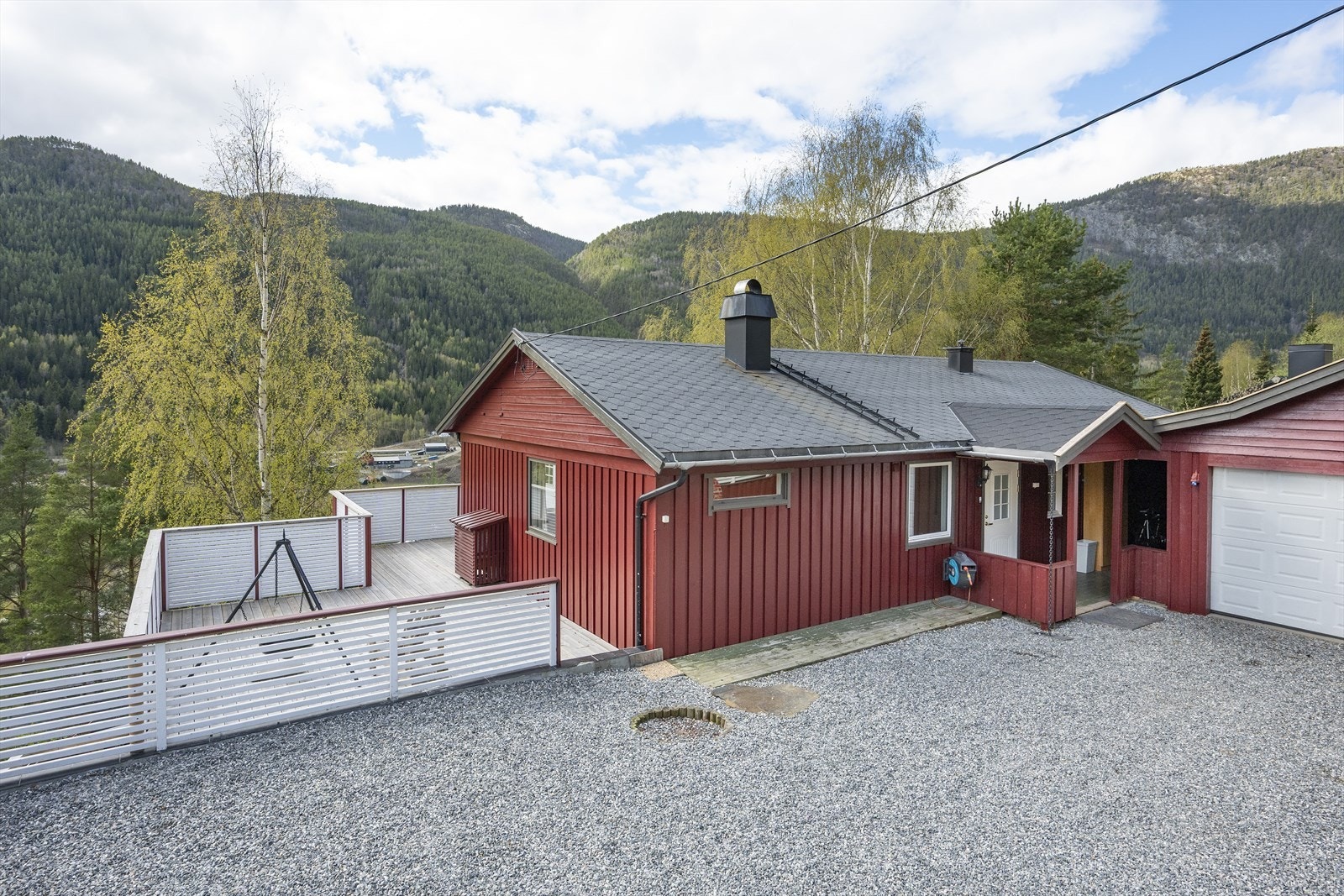 Gruset adkomst og gårdsplass. Galleribilde