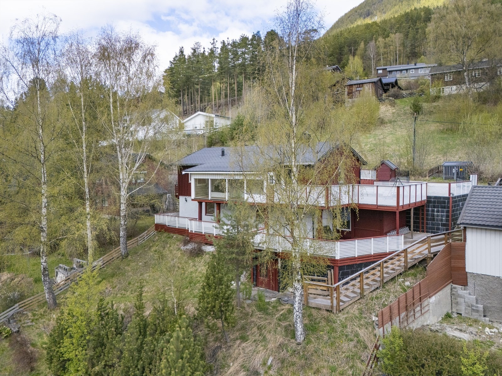 Storrustvegen 31 ligger fint til på Dahle, ca 3 km fra Otta sentrum. Galleribilde