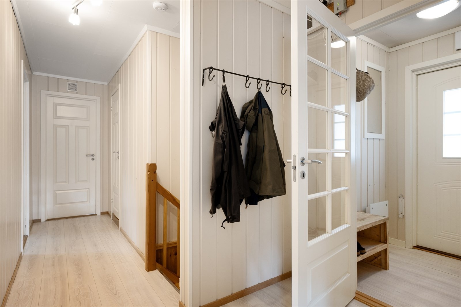 Fra gangen er det tilgang til soverom og bad, og det går trapp ned til underetg. Galleribilde