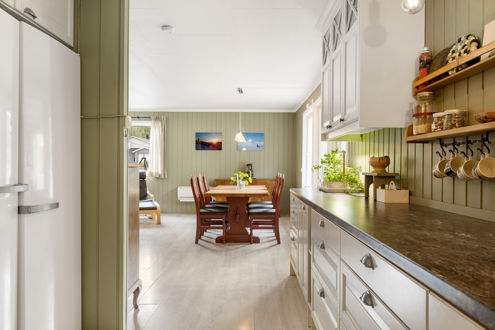 Det er kort avstand mellom spisestue og kjøkken. Galleribilde