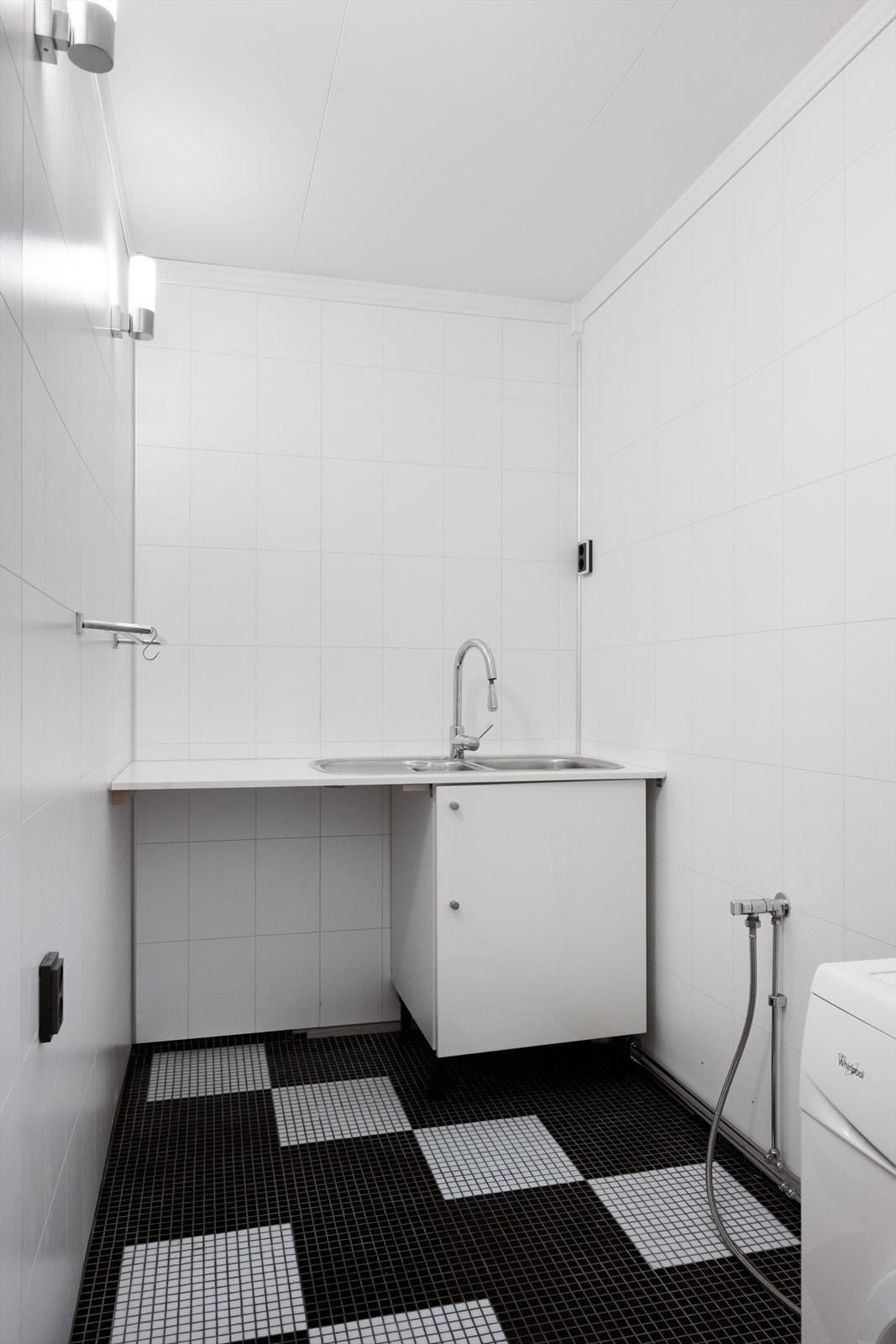 I tillegg er det plass til benk m/skap og nedfelt stålkum. Galleribilde