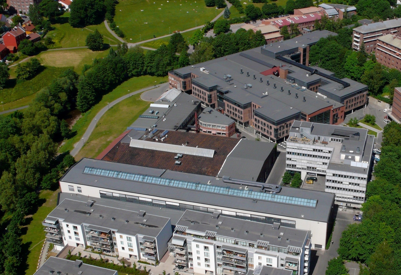 Flotte omgivelser langs Akerselven Galleribilde