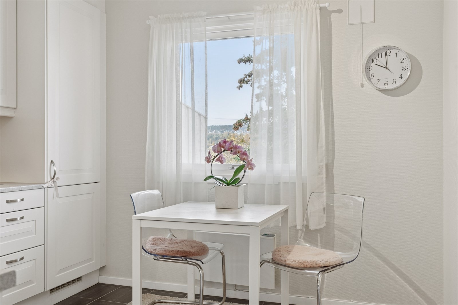 En praktisk spiseplass for et mindre måltid. Galleribilde