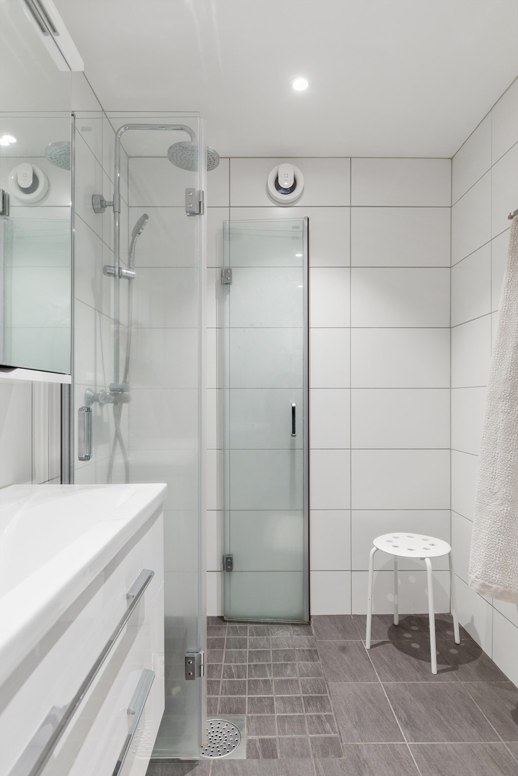 Dushjørne med innfellbare vegger og vegghengt servantinnredning. Galleribilde