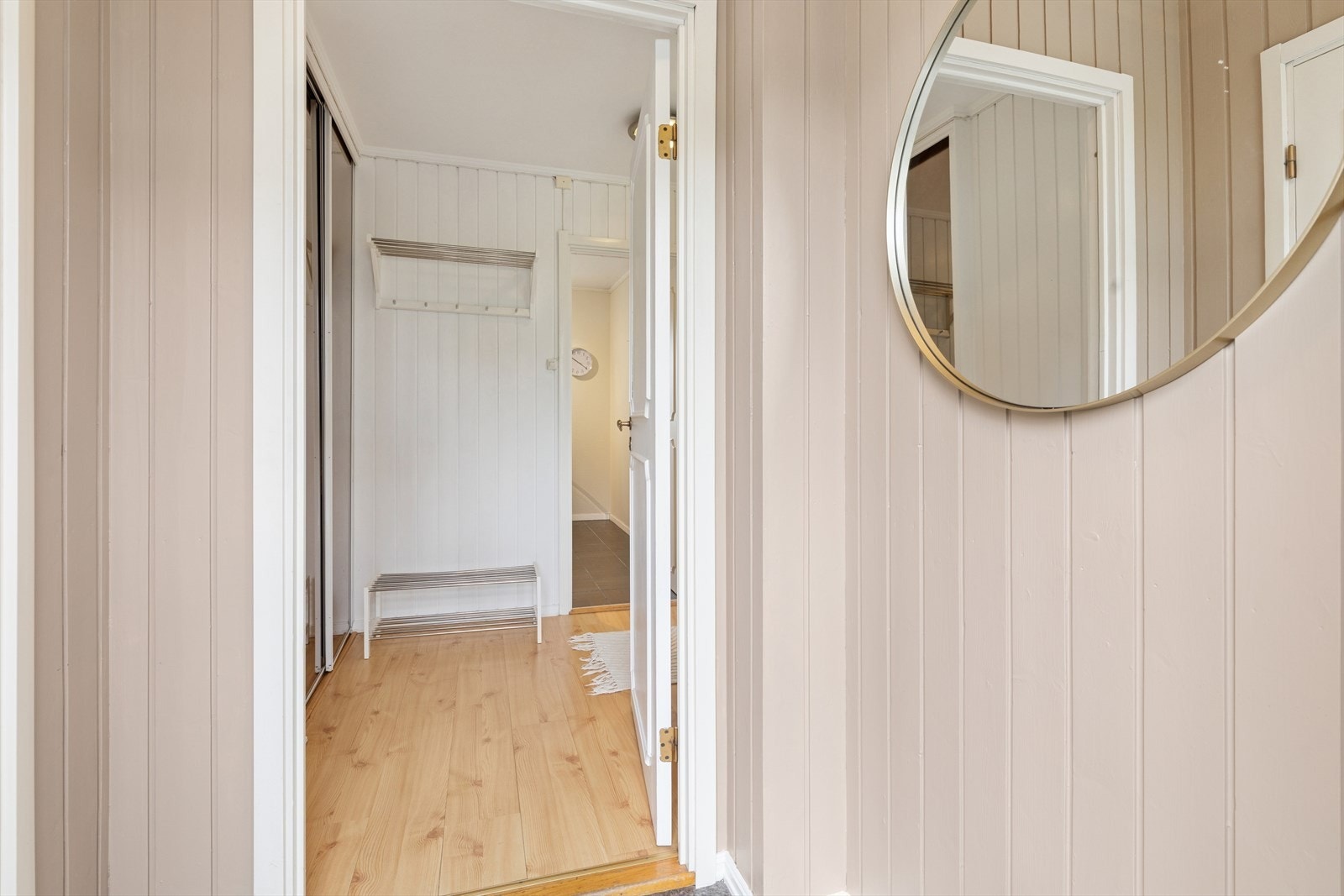 Entré med speil-skyvedørsgarderobe. Galleribilde