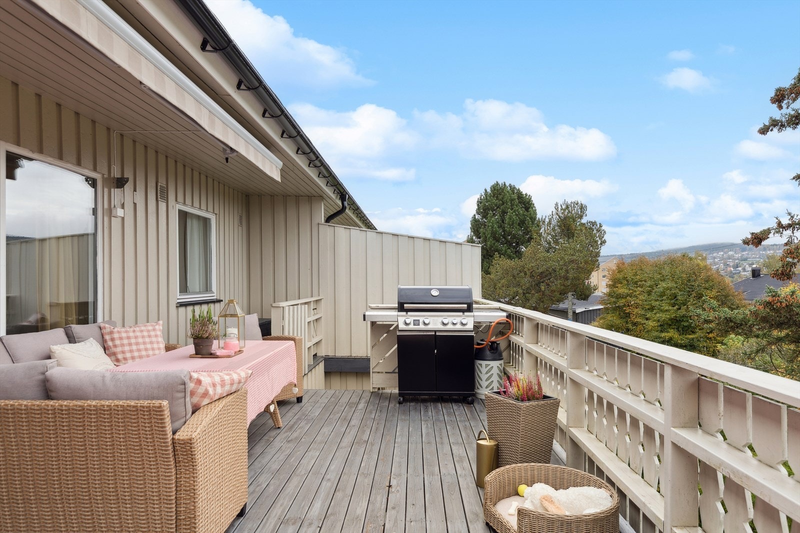 Et lite overbygg sammen med ny elektrisk markise gir beskyttelse for både sol og ruskevær. Galleribilde