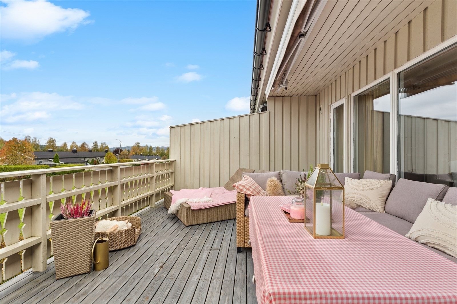 Terrassen i hovedetasjen er en fin forlengelse av stuen på varme sommerdager. Galleribilde