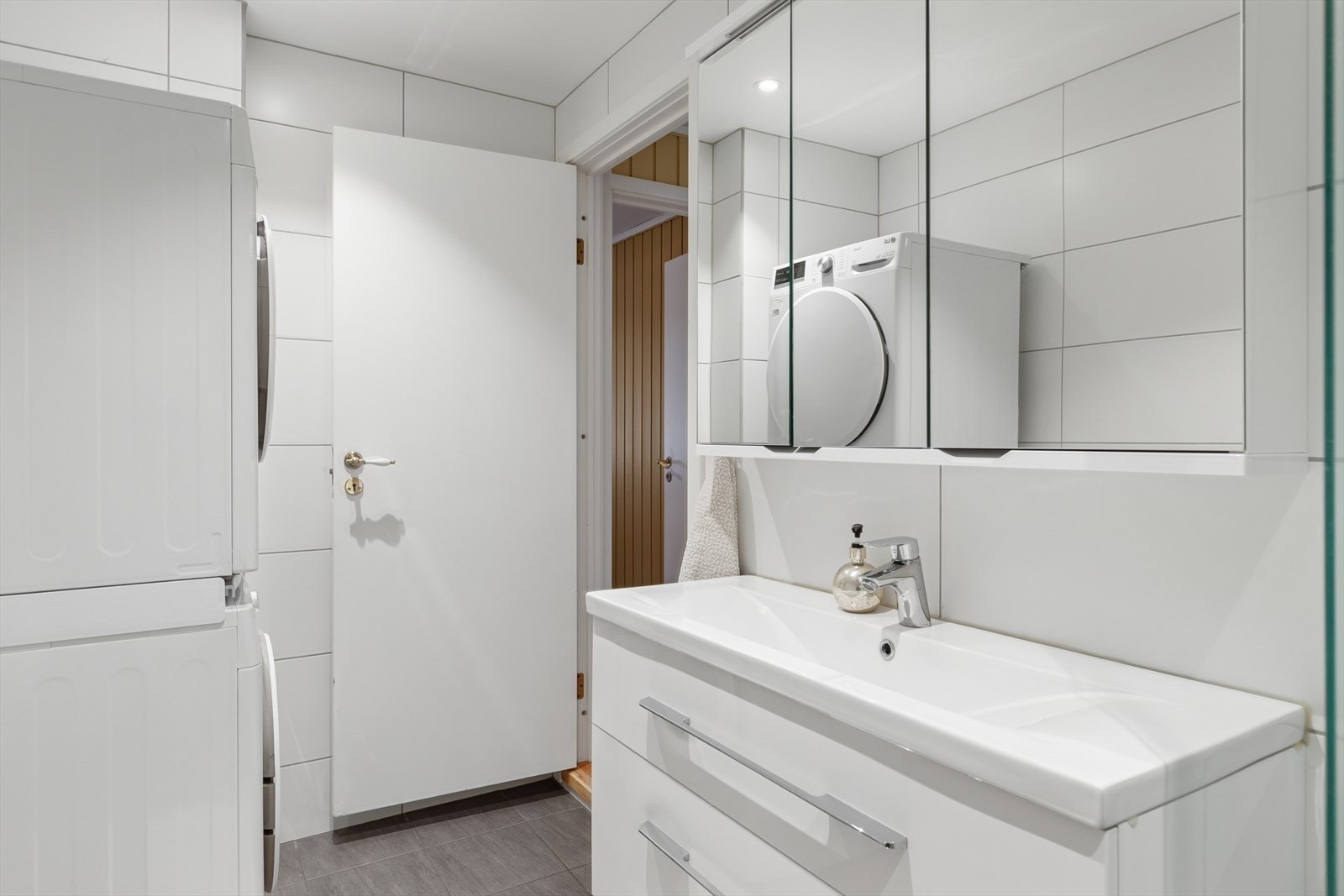 Lekkert flislagt bad fra 2018 med varmekabler og downlights. Galleribilde