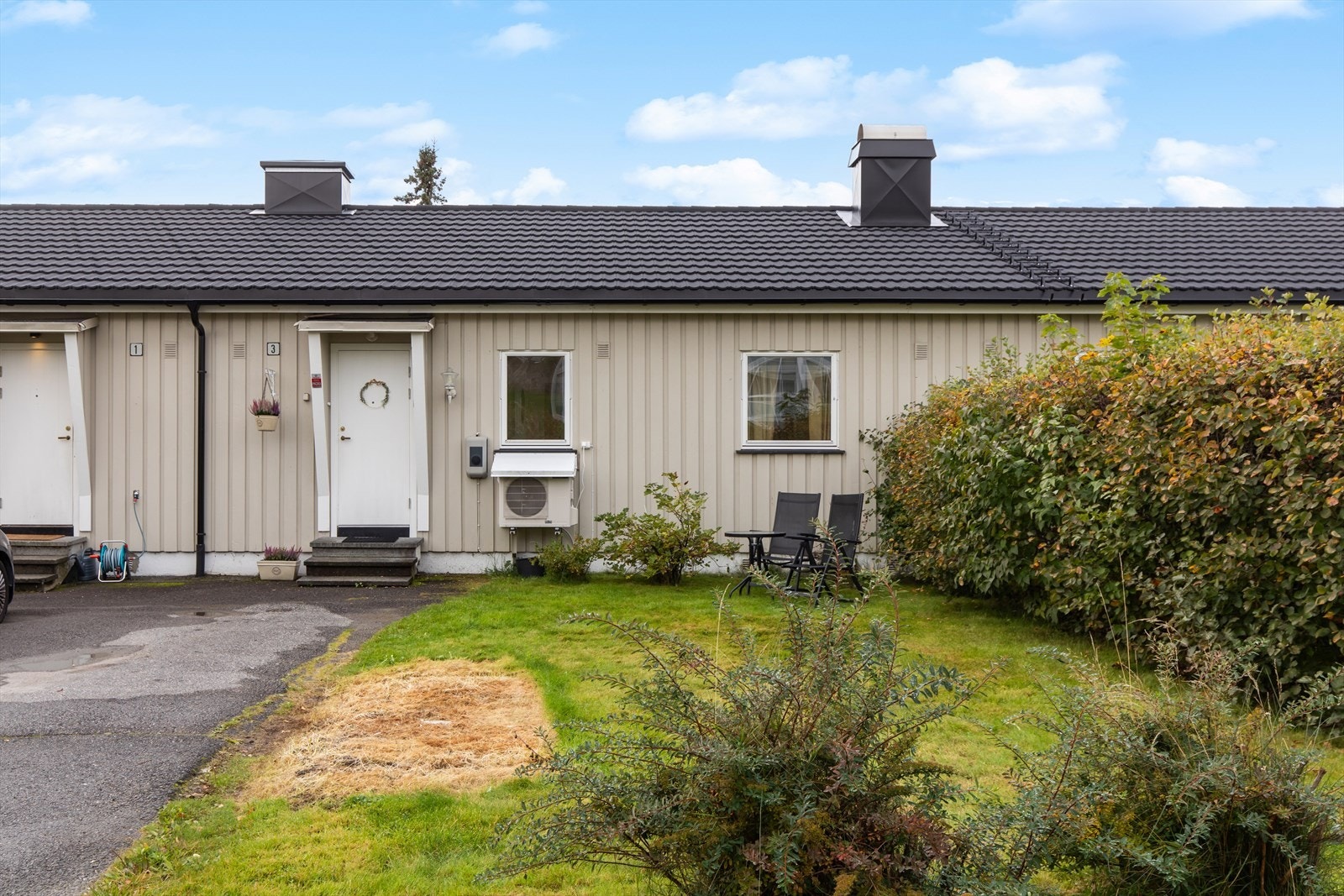 Hyggelig inngangsparti med liten hageflekk og parkeringsplass. Nytt tak september 2025. Galleribilde