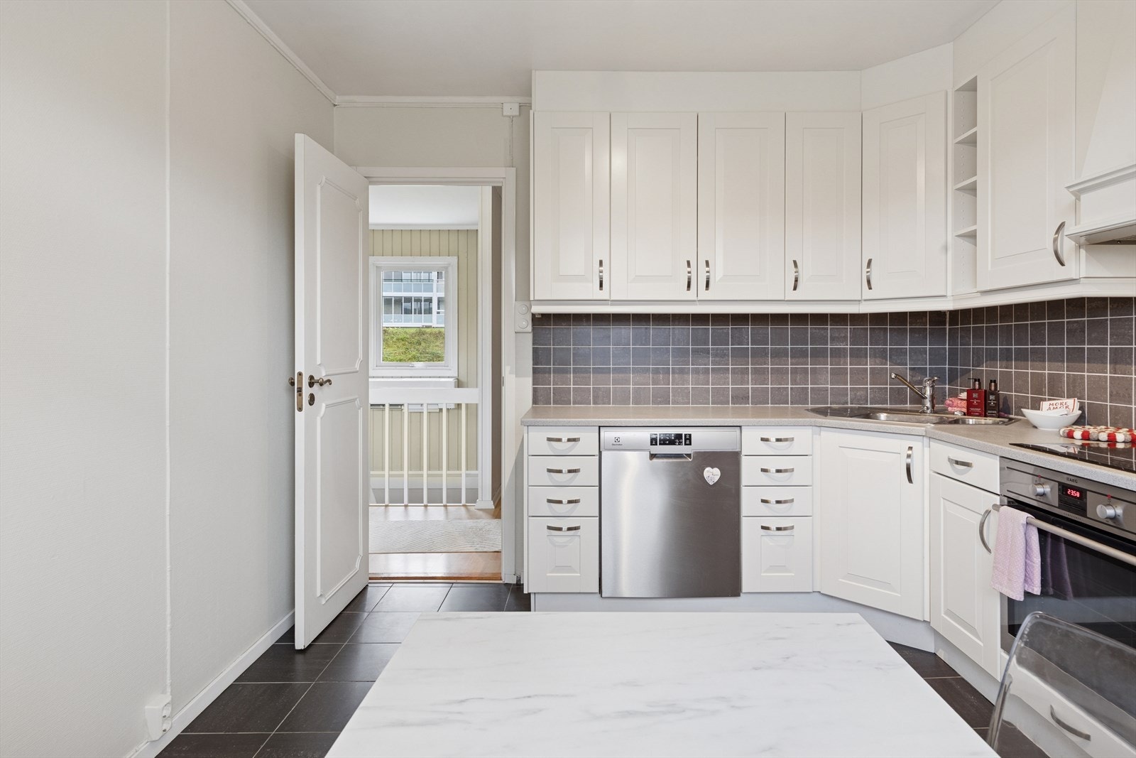 Innholdsrik innredning med god skap- og benkeplass, samt integrerte hvitevarer. Galleribilde