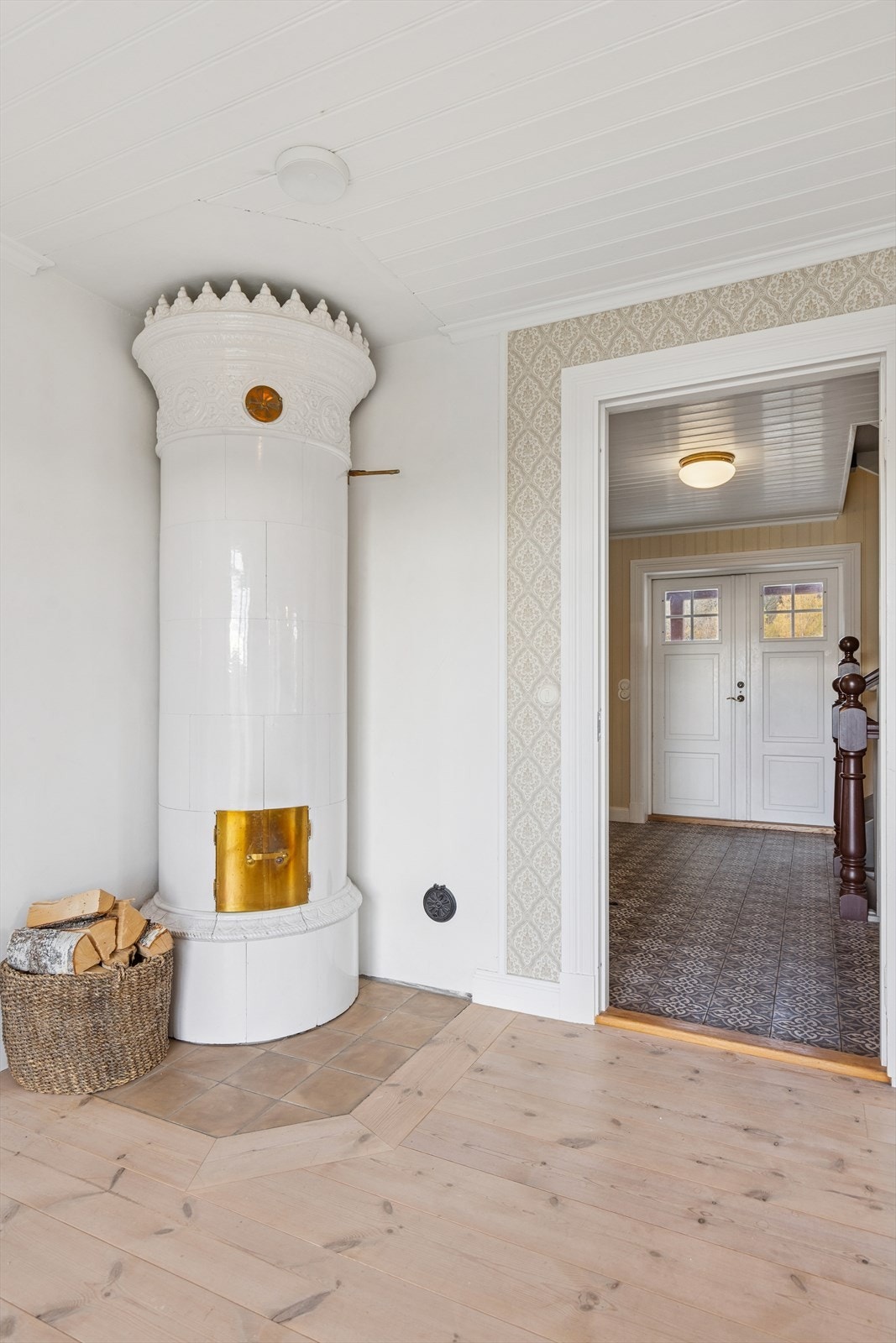 Elegant kakkelovn som kombinerer klassisk sjarm med moderne komfort - gir en lun og behagelig temperatur gjennom hele året, og skaper en varm atmosfære i hjemmet. Galleribilde