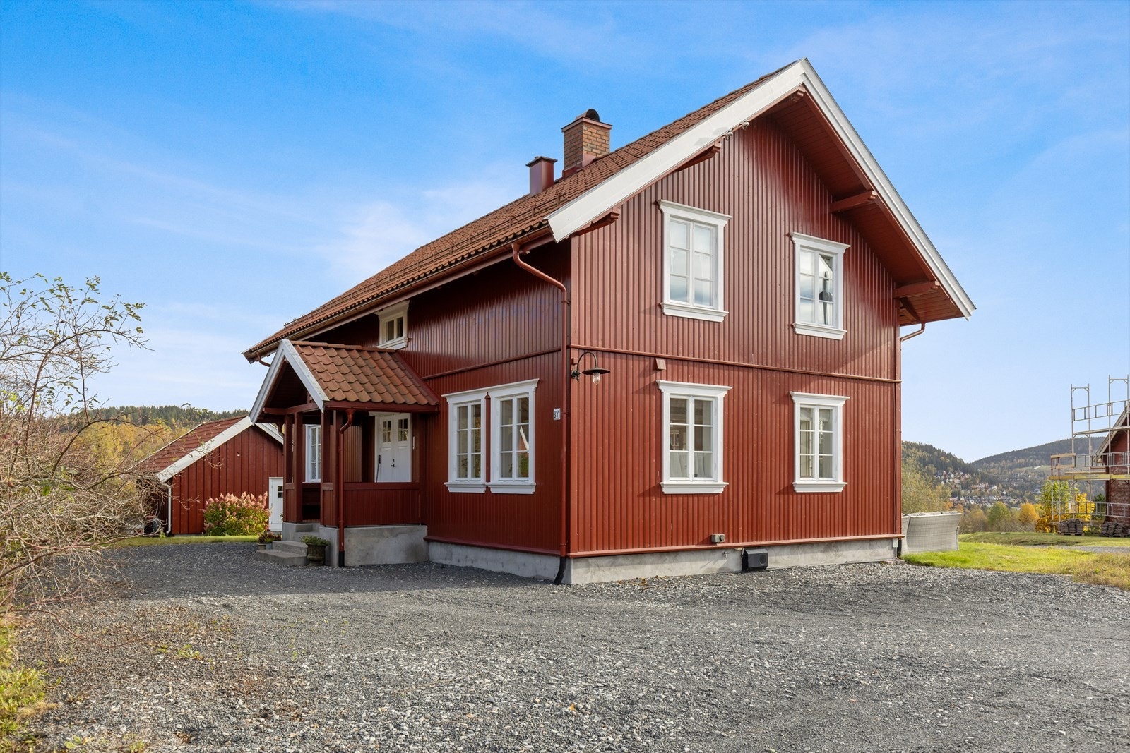 Her er det gode parkeringsmuligheter i gruset gårdsplass. Galleribilde