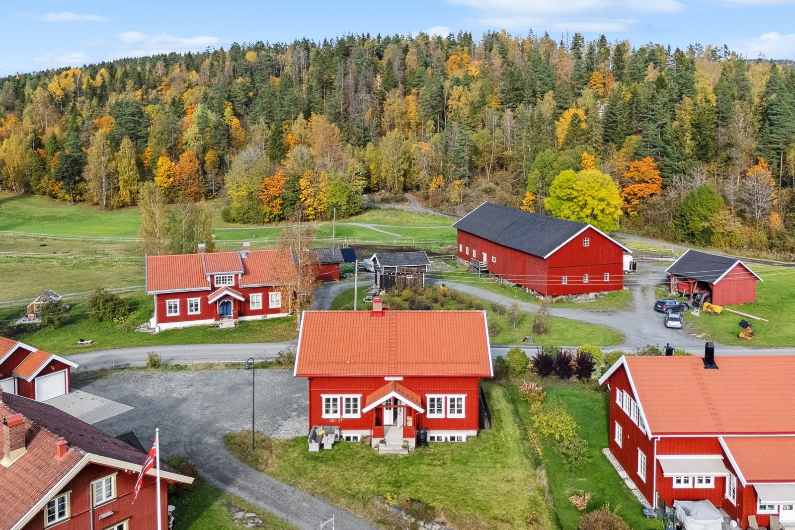 Her bor du i naturskjønne omgivelser med sol fra tidlig morgen til sen kveld. Galleribilde