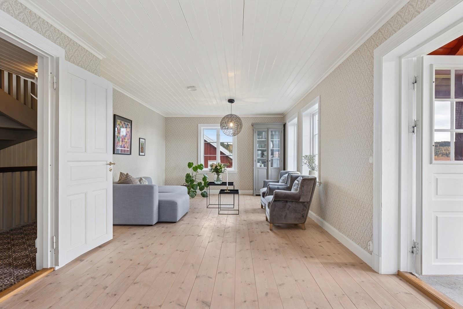 I stuen er flere store vindusflater som slipper inn mye naturlig lys og skaper en god atmosfære i rommet med fin utsikt. Galleribilde