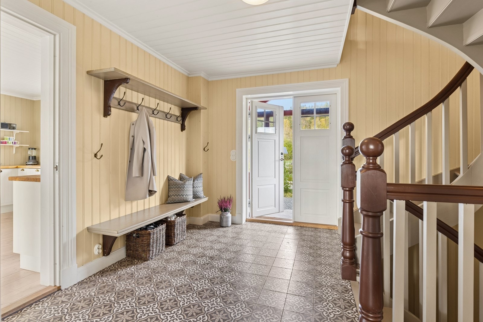 Her ønskes du velkommen inn i romslig entré med flotte fliser på gulv. Det er god plass til å henge fra seg ytterklær. Galleribilde