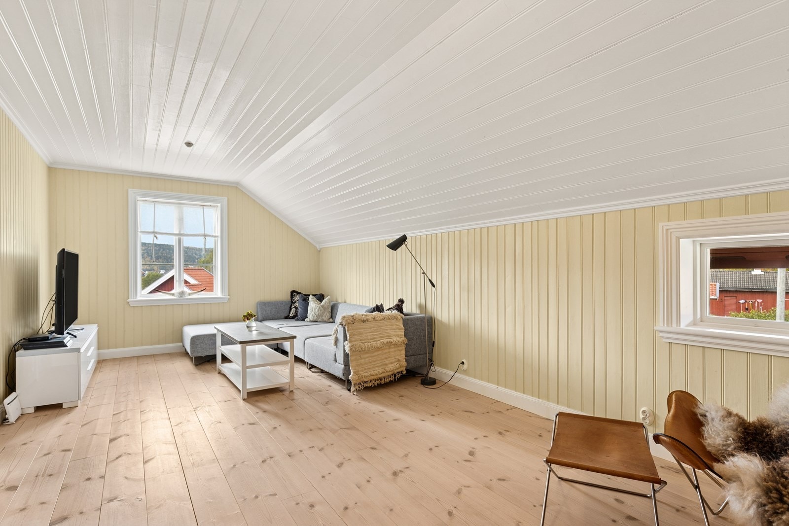 Loftstuen er lys og trivelig med plass til å møblere med en sofagruppe og TV-møblement. Galleribilde