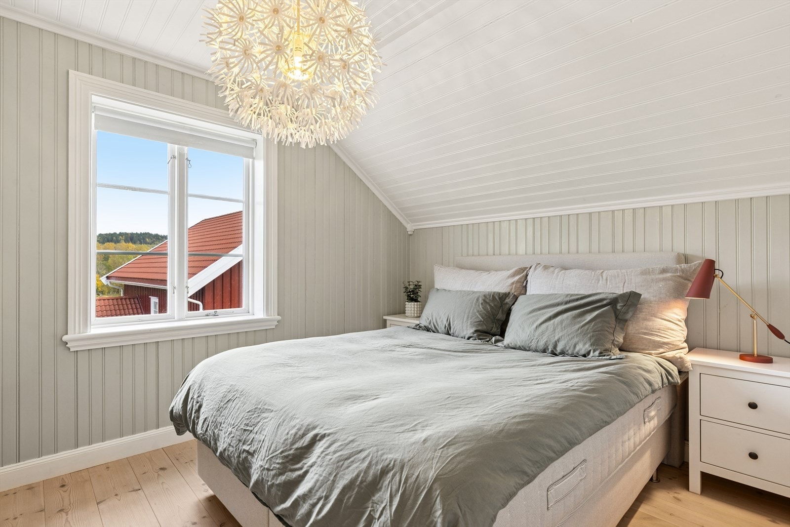 De to andre soverommene er praktisk utført med god plass til seng, tilhørende møblement og oppbevaring. Galleribilde