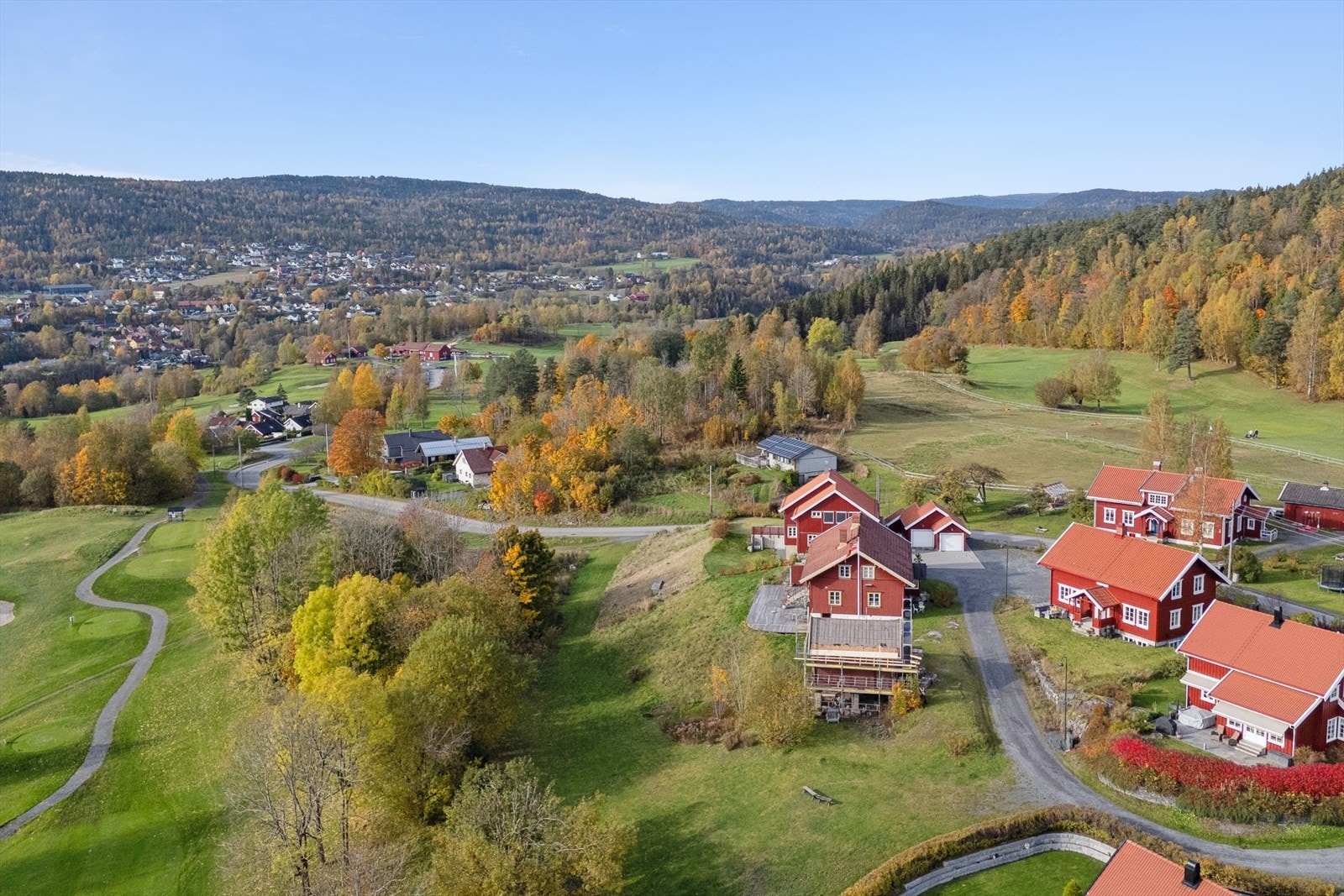 En sjelden eiendom for salg i et meget hyggelig nabolag. Høy trivselsfaktor i idylliske, solrike og naturskjønne omgivelser. Galleribilde