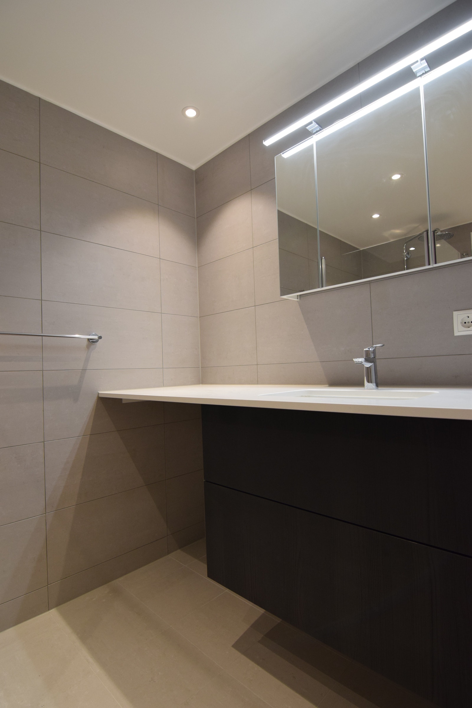 Moderne bad m/ opplegg for vaskemaskin. Galleribilde