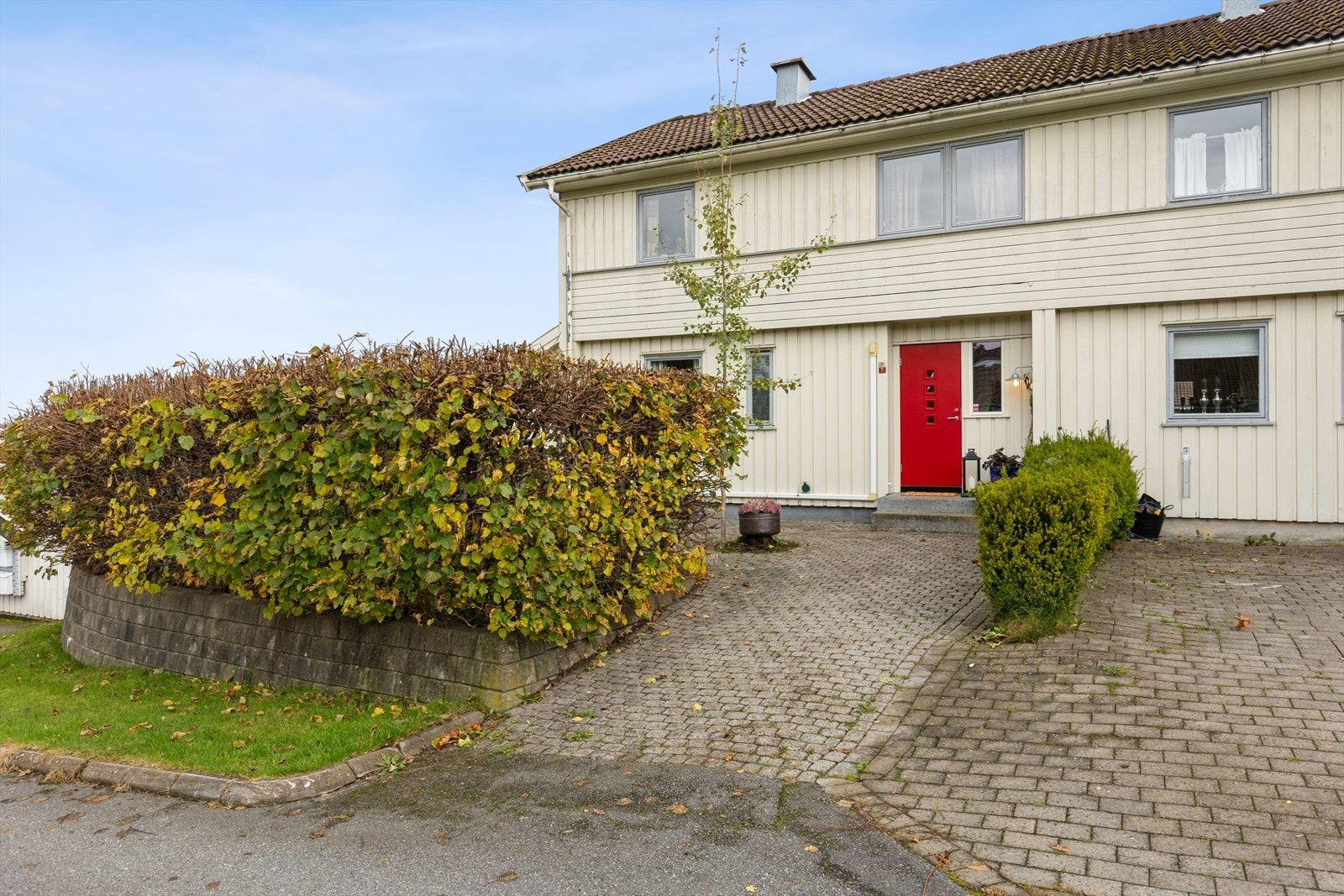 Velkommen til Frydenlund 24E - et sjeldent enderekkehus med karakter! Boligen byr på spennende planløsning, rikelig med plass og flotte uteområder som gir det lille ekstra. Foto: EFKT. Galleribilde