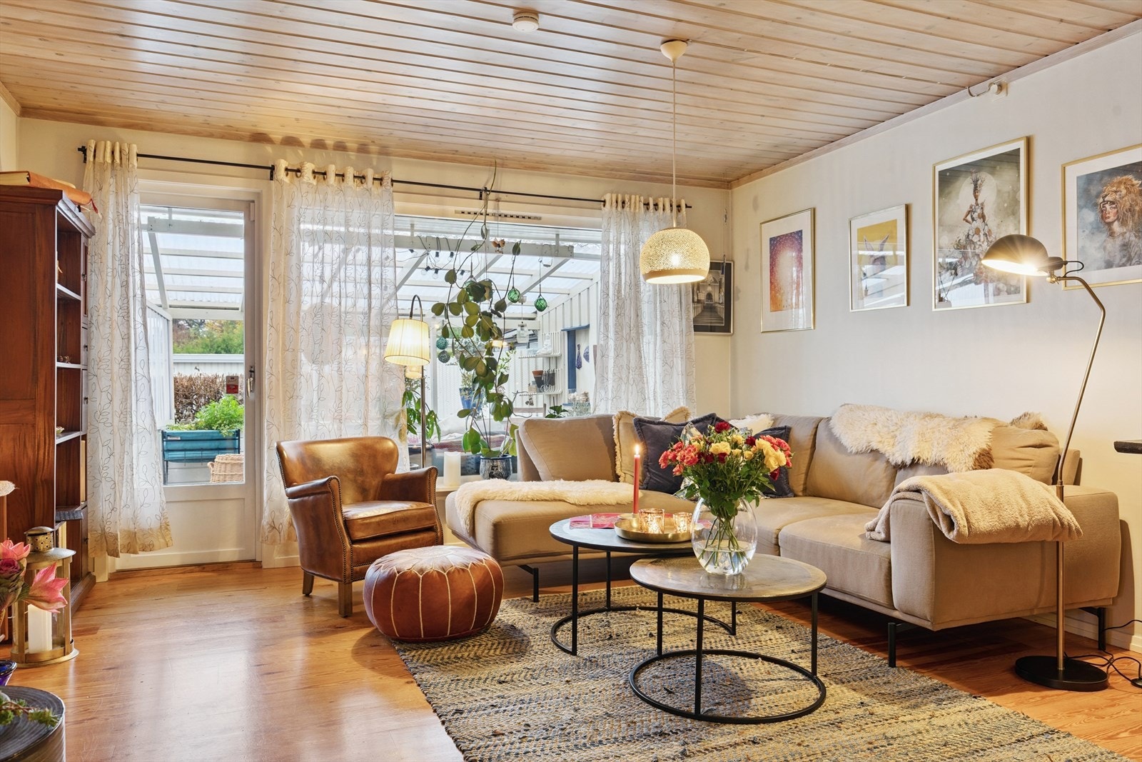 Fra stuen har du direkte tilgang til en romslig terrasse - perfekt for å nyte solen og utvide oppholdsrommet utendørs. Galleribilde