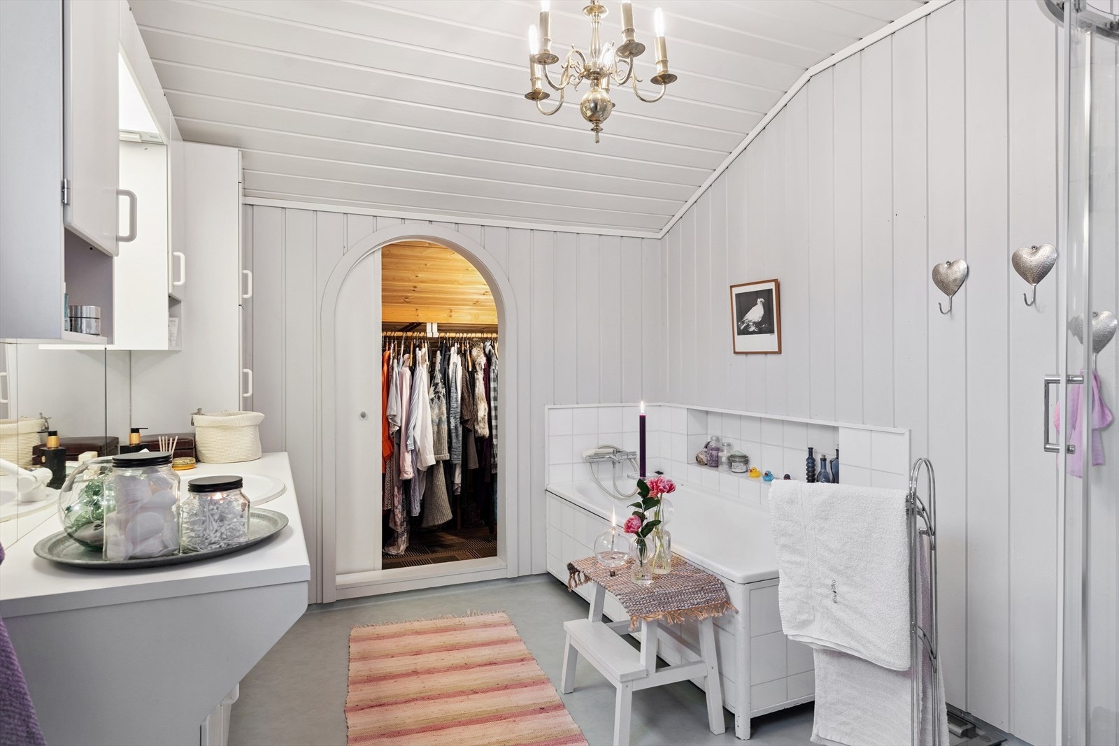 I tilknytning til badet er det et innvendig rom som benyttes som klesskap både praktisk og plassbesparende. Galleribilde