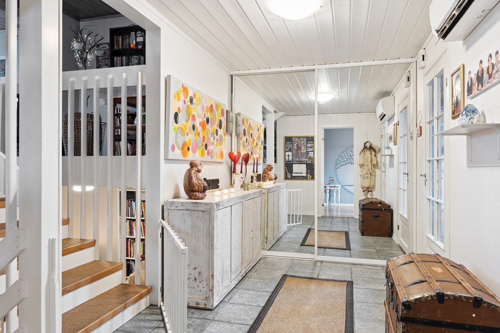 Lys og praktisk entré med god plass til yttertøy og sko. Skyvedørsgarderobe gir smart oppbevaring og et ryddig førsteinntrykk. Galleribilde