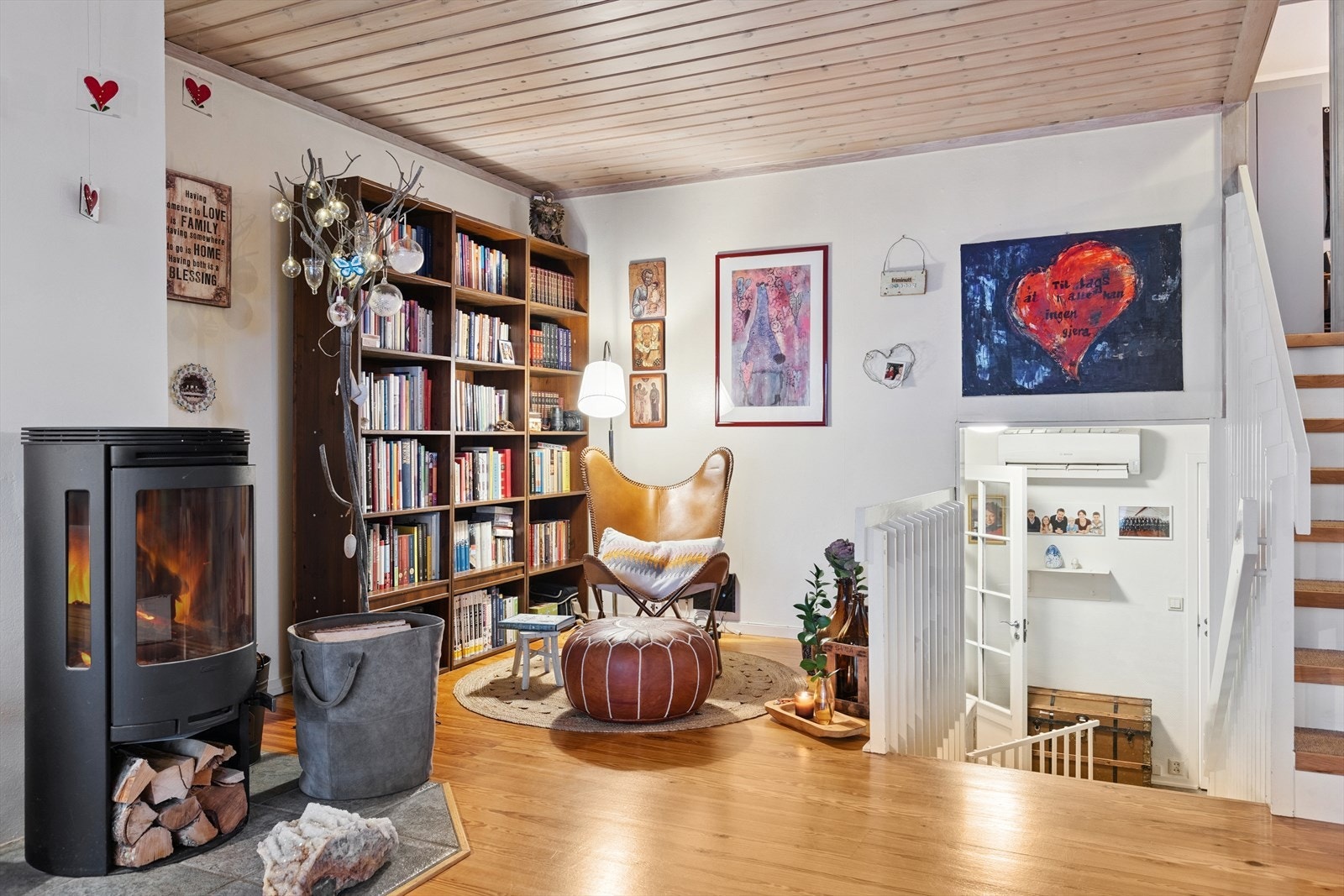 Koselig peisovn som gir både varme og atmosfære - perfekt krok for rolige kvelder med en god bok. Varmepumpen i gangen sørger for behagelig temperatur i begge etasjene. Galleribilde