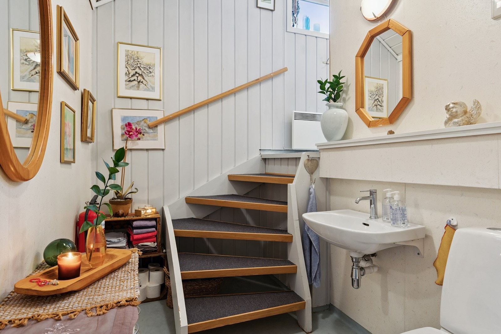 Badet som overrasker! To etasjer med smarte løsninger og WC og servant nede. Et rom som skiller seg ut og gir hjemmet personlighet. Galleribilde