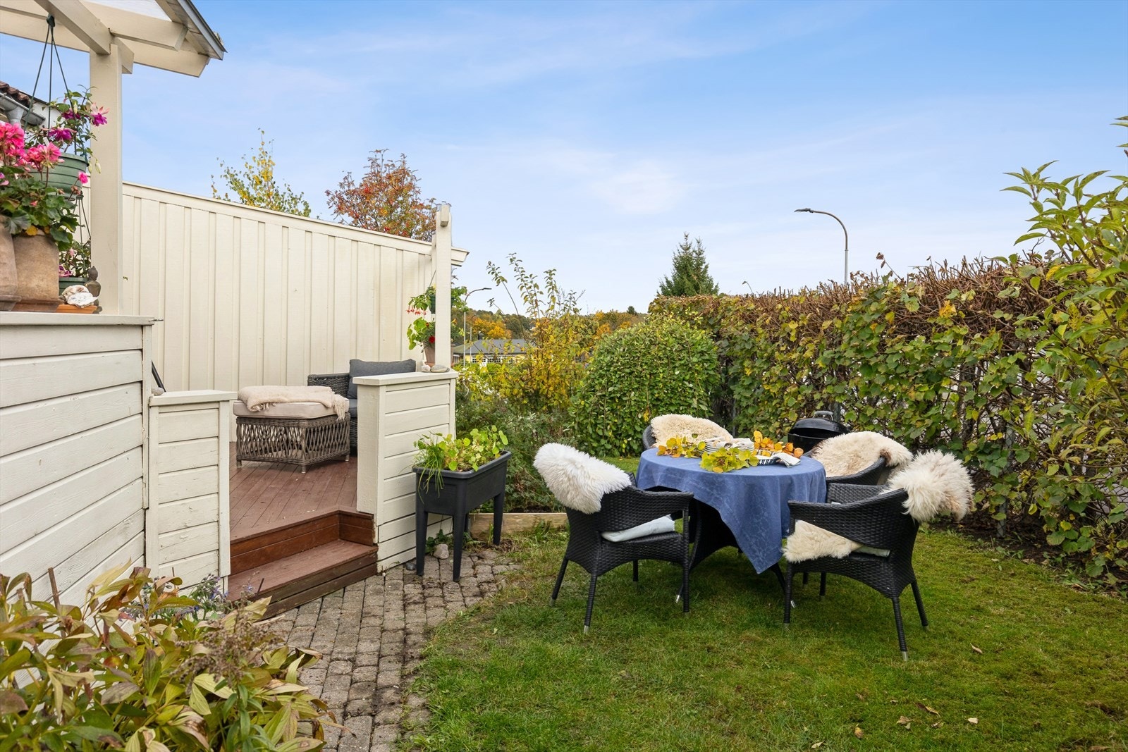 Skjermet hage med god plass til sittegruppe eller lekeapparater - perfekt for både avslapning og lek. Galleribilde