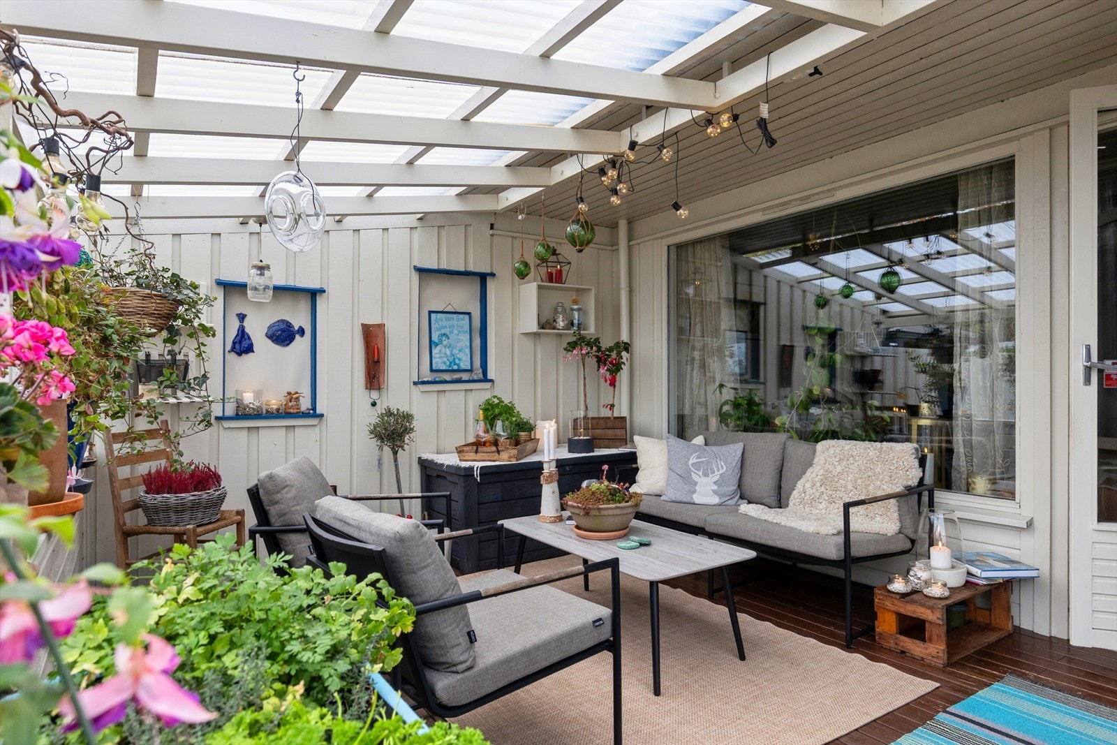 Praktisk, overbygget terrasse - her sitter du lunt og komfortabelt, i le for vær og vind. Galleribilde