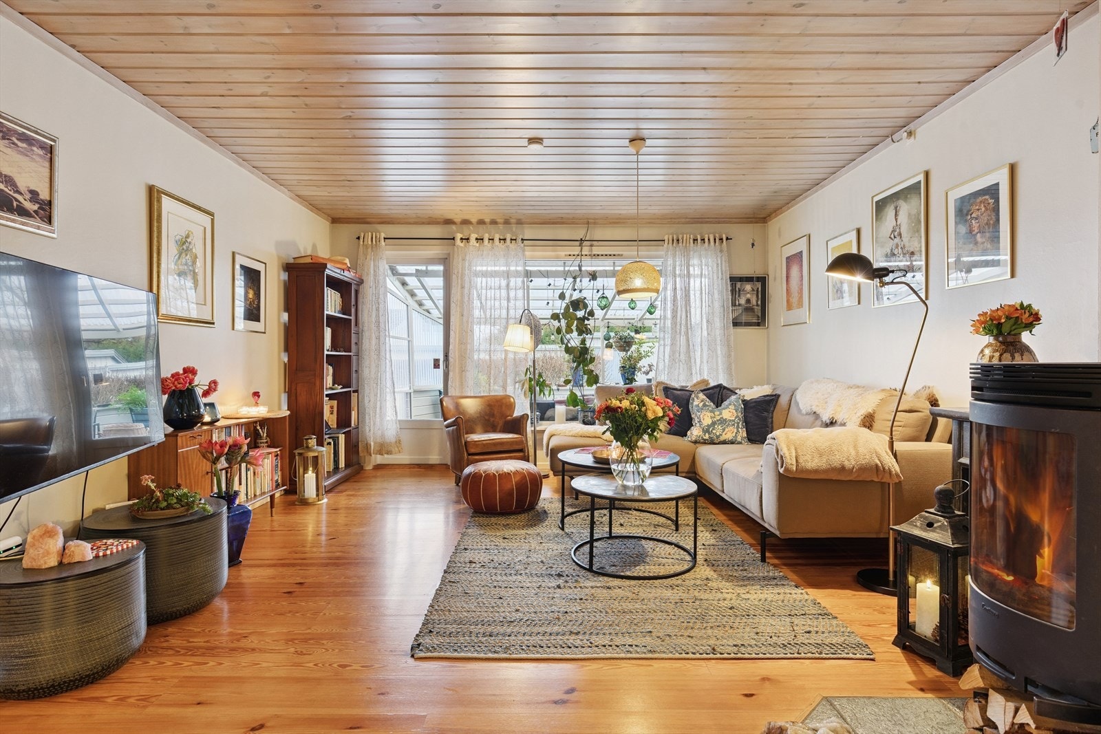 Romslig stue med god plass til både sofa og TV - perfekt for avslapning og hyggelige stunder med familie og venner. Galleribilde