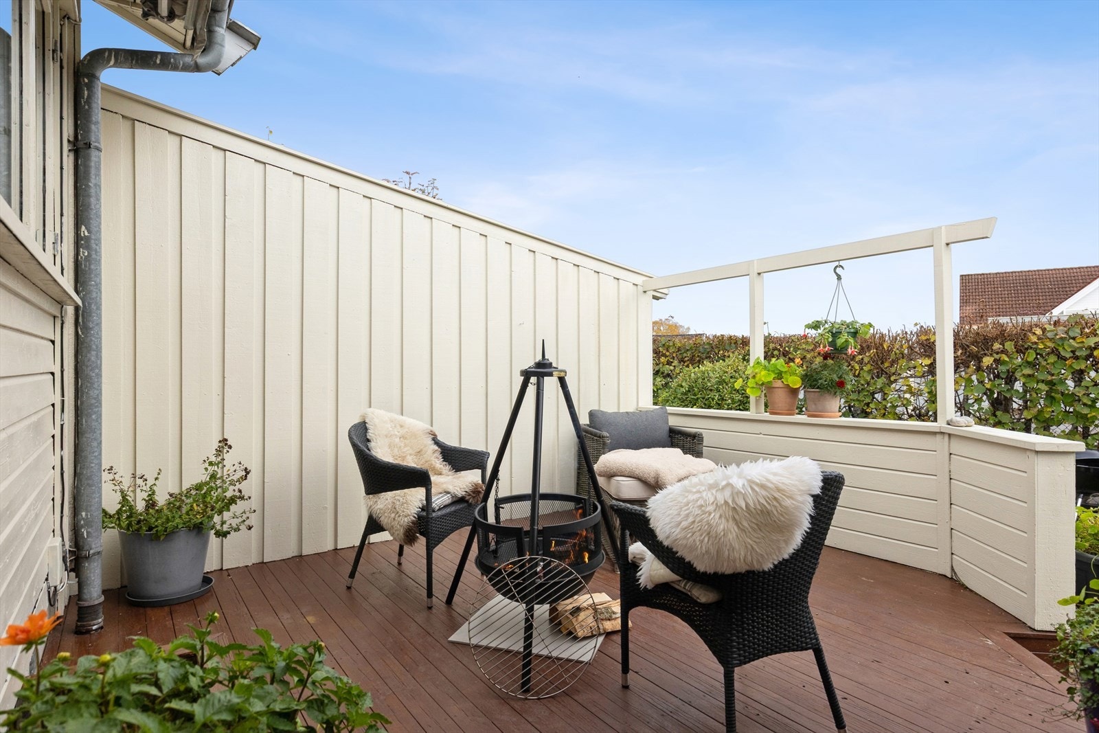 En terrasse som inviterer til kos! Skjermet og lun - her kan du nyte livet ute. Galleribilde