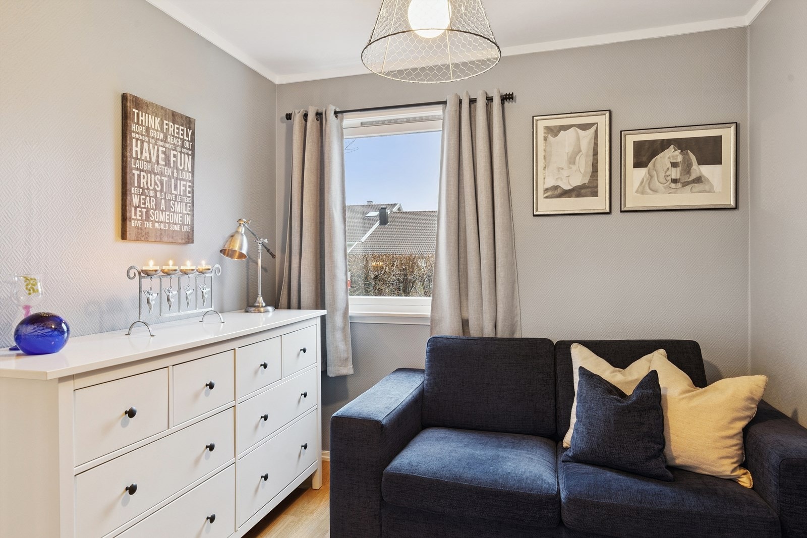 Et av boligens tre soverom - praktisk plassert i denne etasjen, med gode møbleringsmuligheter og behagelig atmosfære. Galleribilde