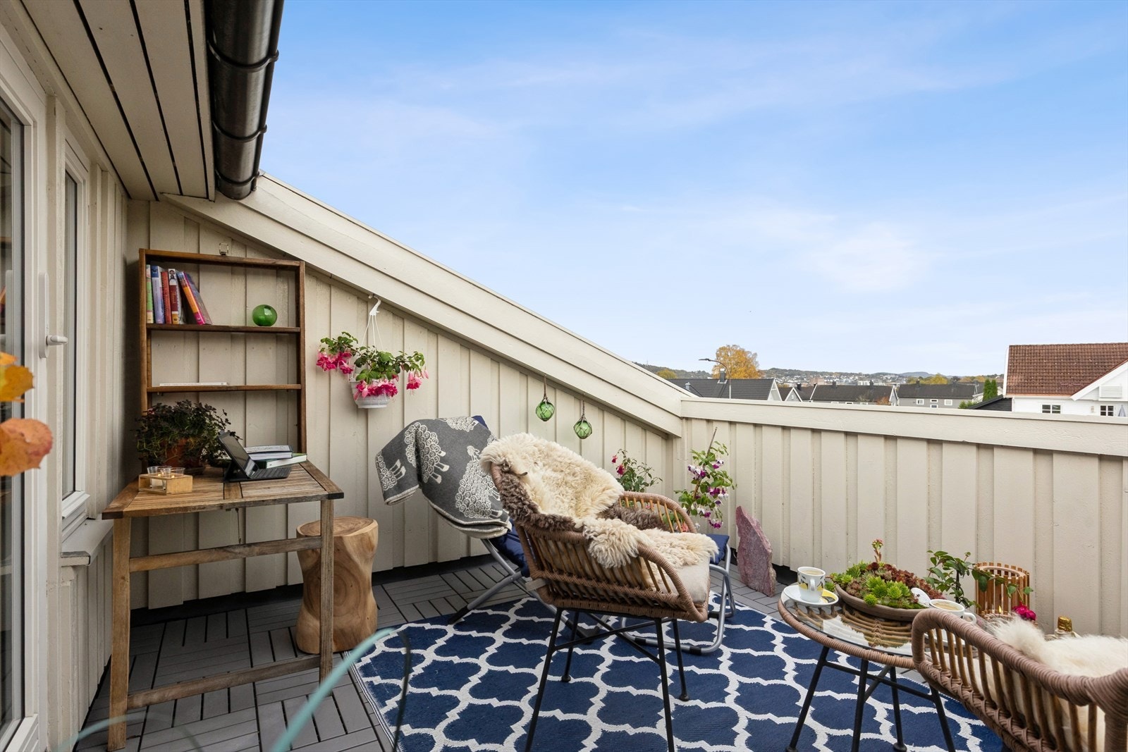 Fra terrassen kan du nyte utsikten i fred og ro - en skjermet uteplass som gir deg full privatliv og avslapning. Galleribilde