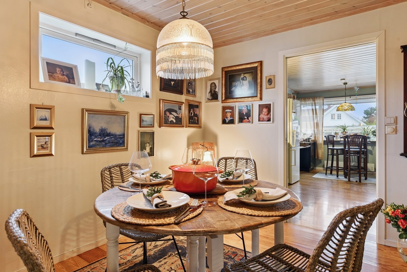 Lys og innbydende spisestue rett ved kjøkkenet - perfekt for hyggelige måltider og sosialt samvær. Galleribilde