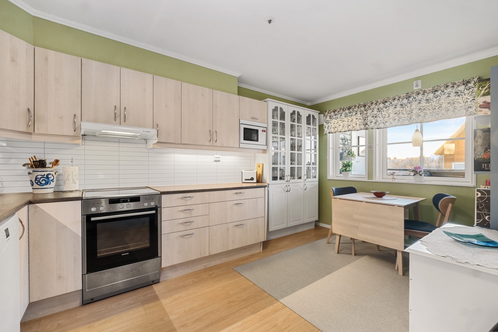 Ved vinduet er det plass til et kjøkkenbord. Galleribilde