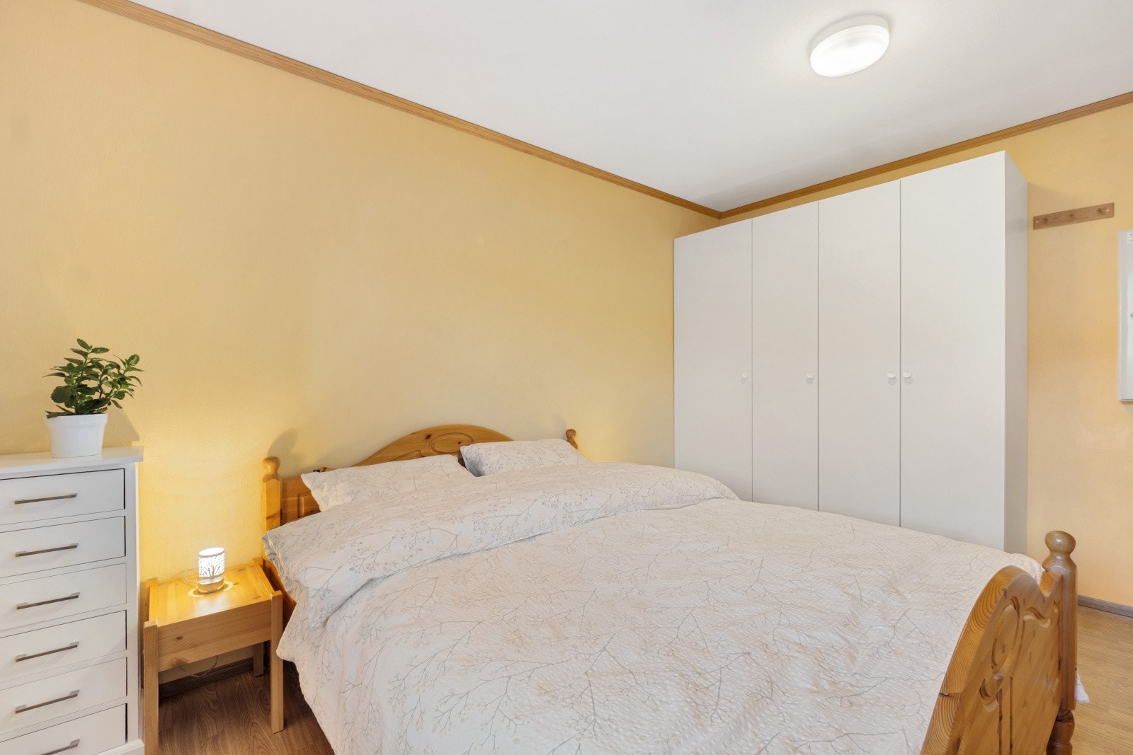 Stor garderoberekke medfølger. Galleribilde