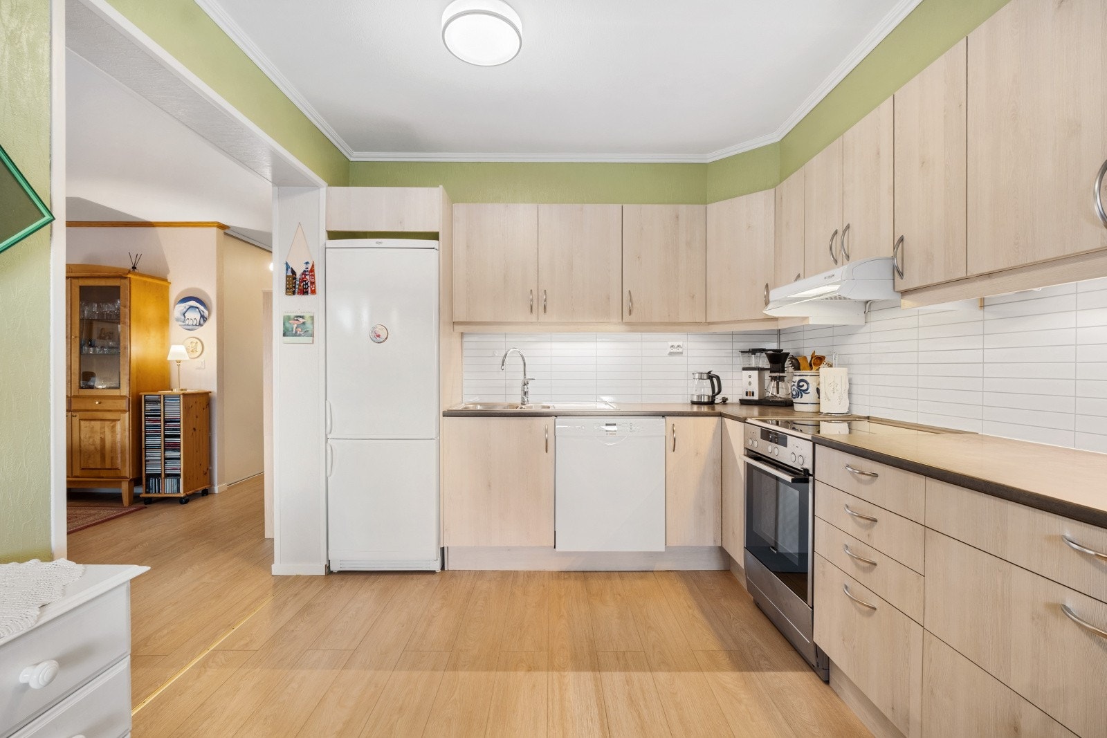 På kjøkkenet er det godt med skap- og benkeplass. Hvitevarer som oppvaskmaskin og mikrobølgeovn medfølger. Galleribilde