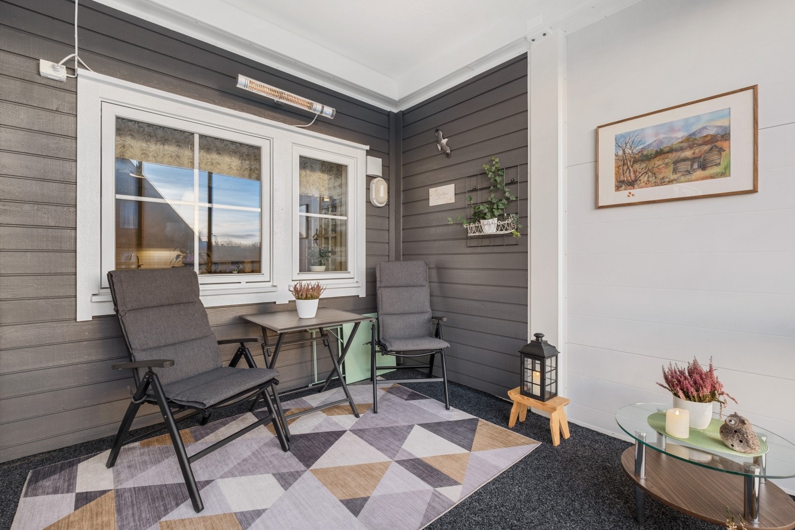 Fra stuen er det utgang til en innglasset balkong på ca. 9 m² - perfekt som en ekstra sone for avslapning store deler av året. Galleribilde