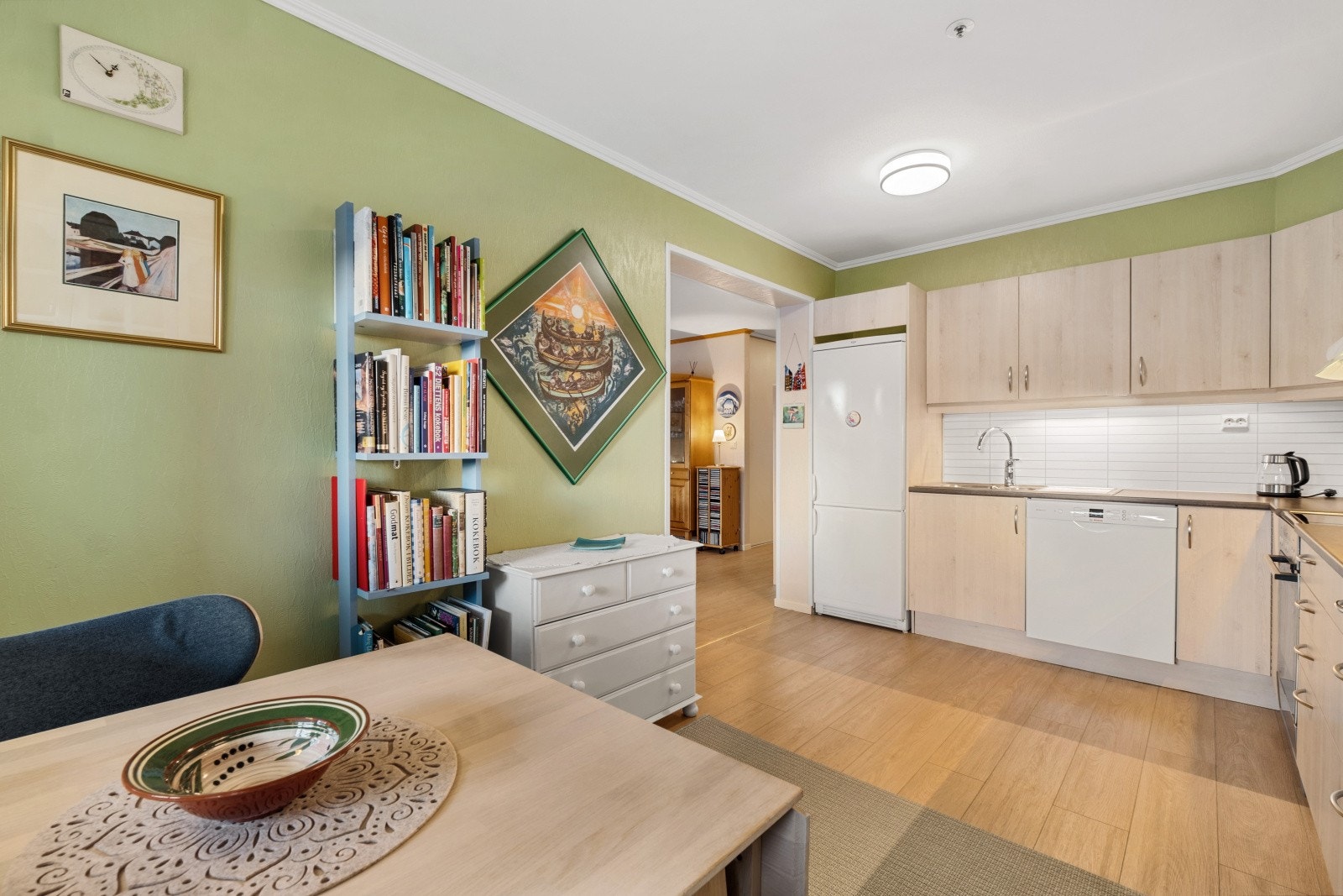 Åpen løsning mot stuen gir en romslig følelse og enkel tilgang mellom oppholdsrommene. Galleribilde